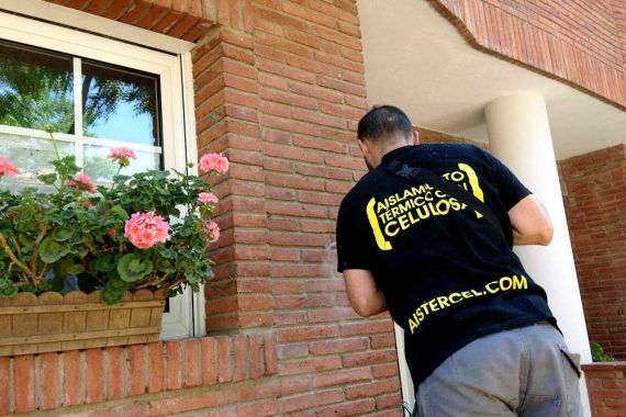 Insuflado de celulosa en cámara de aire desde el exterior.