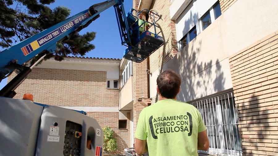 Insuflar celulosa en equipamientos municipales