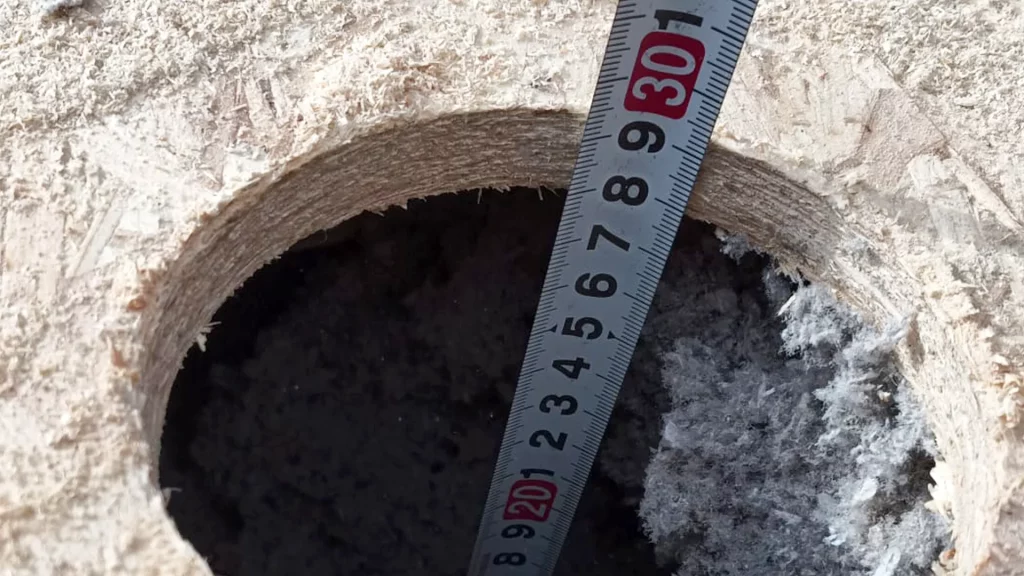 Celulosa como material aislante insuflado en tejado de madera para crear una manta de protección térmica y acústica de más de 25 centímetros.
