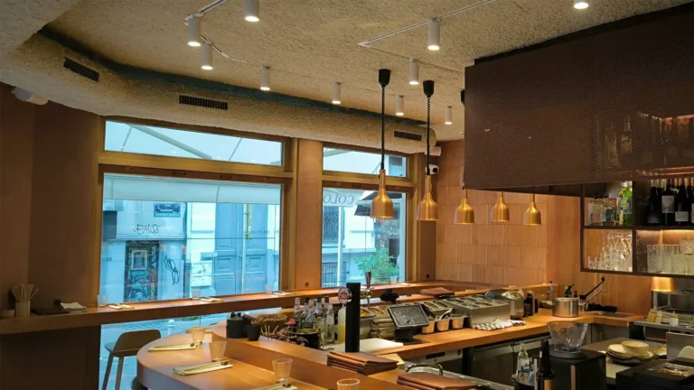 Acondicionamiento acústico en restaurantes mediante un techo de celulosa proyectada