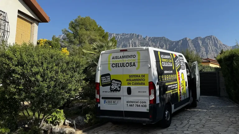La furgoneta de Aistercel es sinónimo de celulosa contra el frío